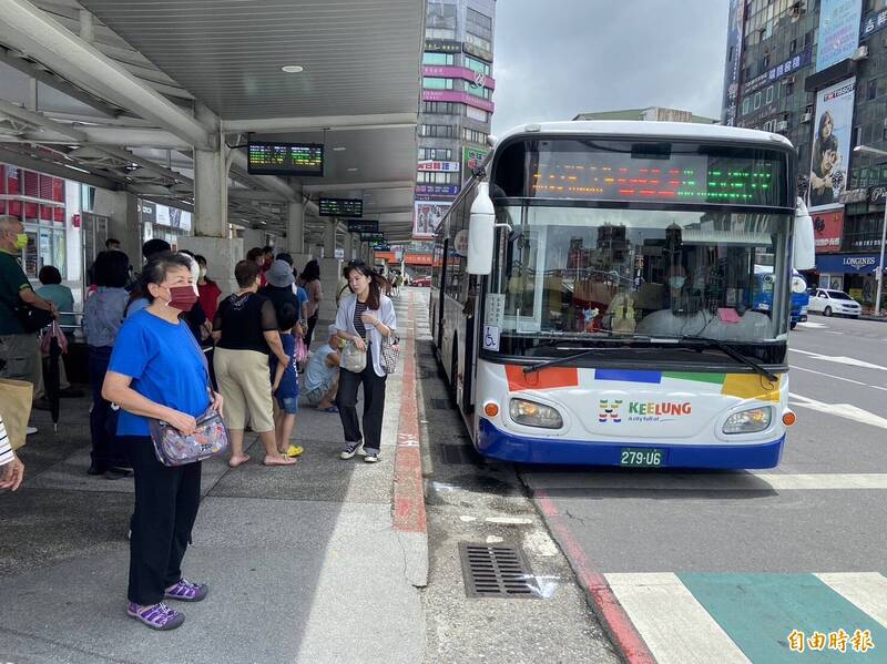 基隆市明天放颱風假，基隆市公車減班或停駛。（記者盧賢秀攝）