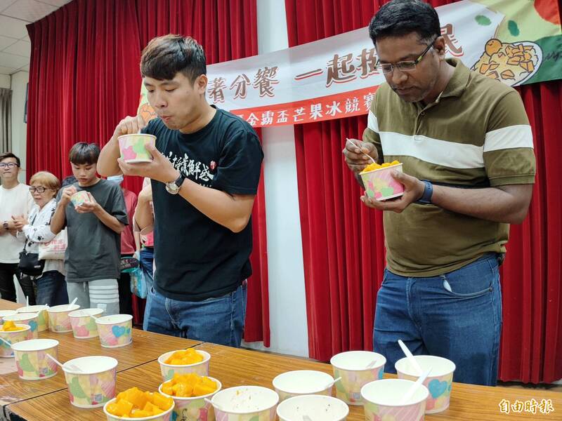 民進黨市議員黃肇輝與大東橋商圈發展協會、里辦公室等單位共同舉辦芒果冰金霸盃競賽，美味行銷在的優質產業。（記者吳俊鋒攝）