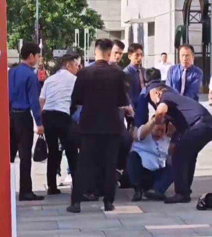 宝能集团董事长姚振华近日在集团总部前被一群前员工围堵痛殴。（图撷自微博）(photo:LTN)