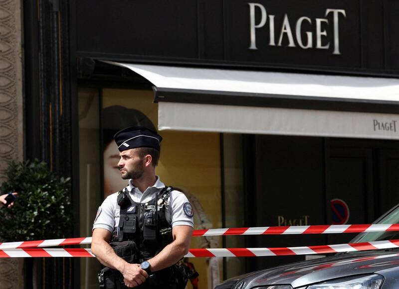 伯爵表专卖店1日遭抢匪洗劫后，巴黎警方随即封锁现场展开调查。（路透）(photo:LTN)