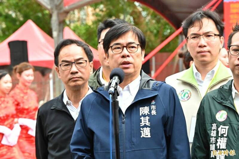 陳其邁強調，照顧漁民應該要不分藍綠，「假如把這個硬要做選舉操作，是不是當國民黨的候選人當選後，這80億的漁港建設經費要取消呢？」 （記者李惠洲攝）