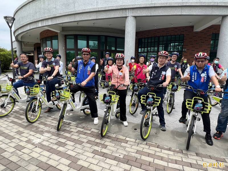 雲林縣共享自行車今天從斗六市上路，設有20個借還車站點，共100輛電動輔助自行車。（記者黃淑莉攝）