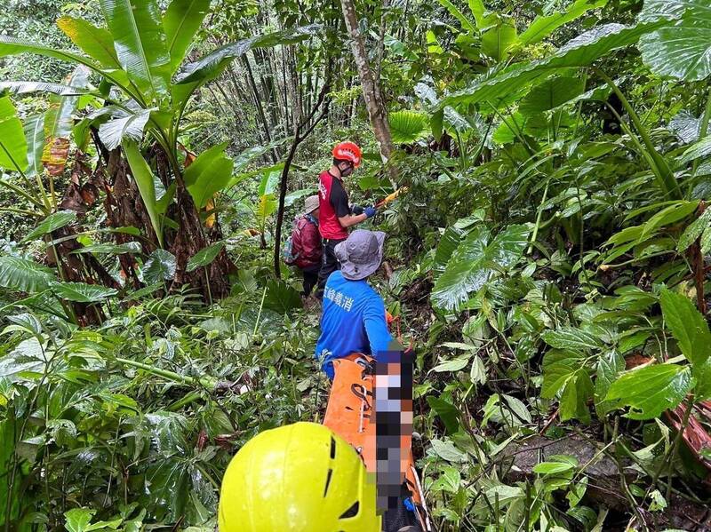 新竹縣五峰鄉83歲泰雅族王姓耆老疑颱風前上山農忙失聯，警消人員和當地居民協尋，遺憾找到人時已明顯身亡，確切意外原因尚待釐清。（讀者提供）