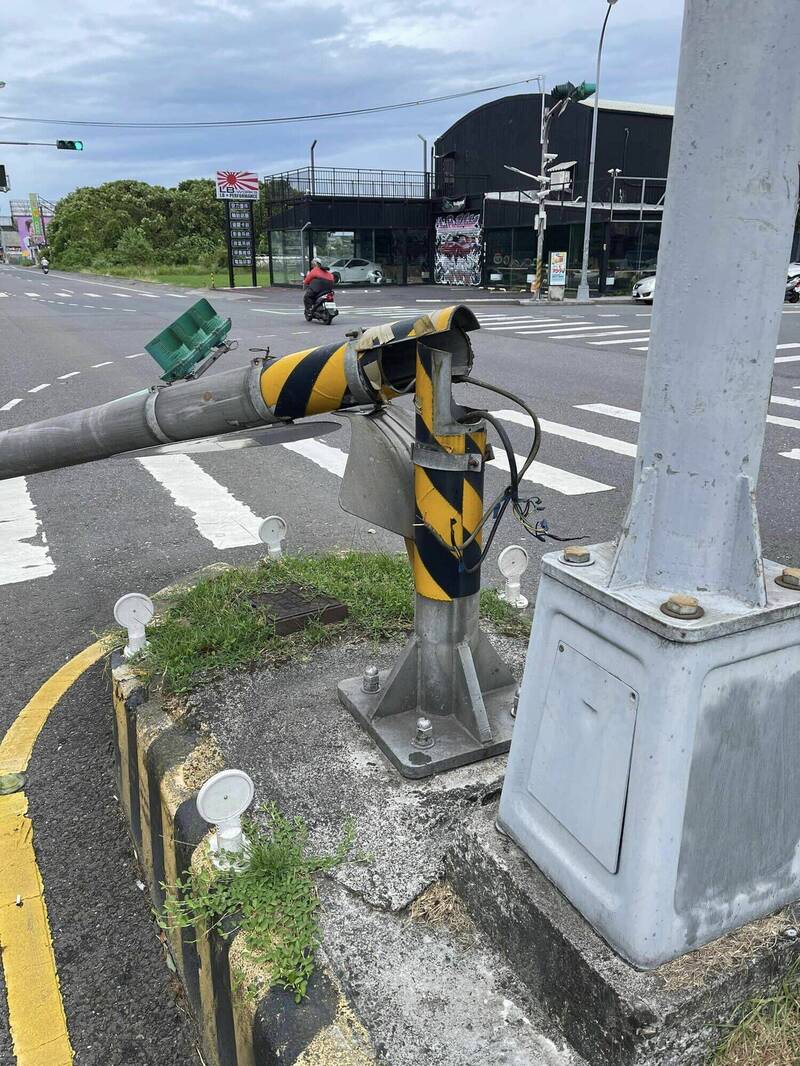 宜蘭市東港路與女中路口，因卡努颱風瞬間強勁風勢，導致紅綠燈折斷。（宜蘭市民代表唐正忠提供）