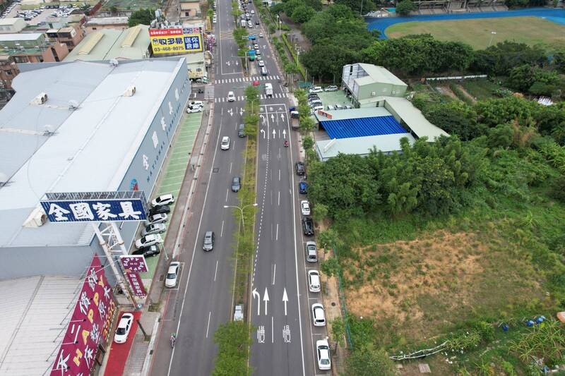 桃市中豐路12處路口設「偏心左轉車道」。（桃市府交通局提供）