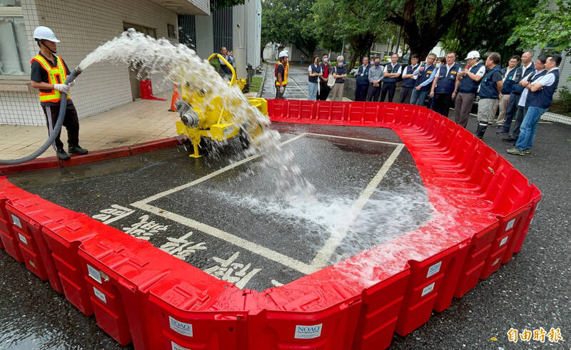 台北市副市長李四川（右上）前往迪化汙水處理廠關心防颱整備作業，並視察止水擋板操作流程演練。（記者劉信德攝）