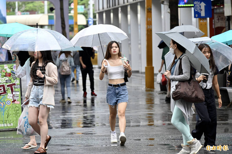 卡努颱風目前停滯在北台灣外海，外圍環流帶來明顯雨勢。（記者羅沛德攝）