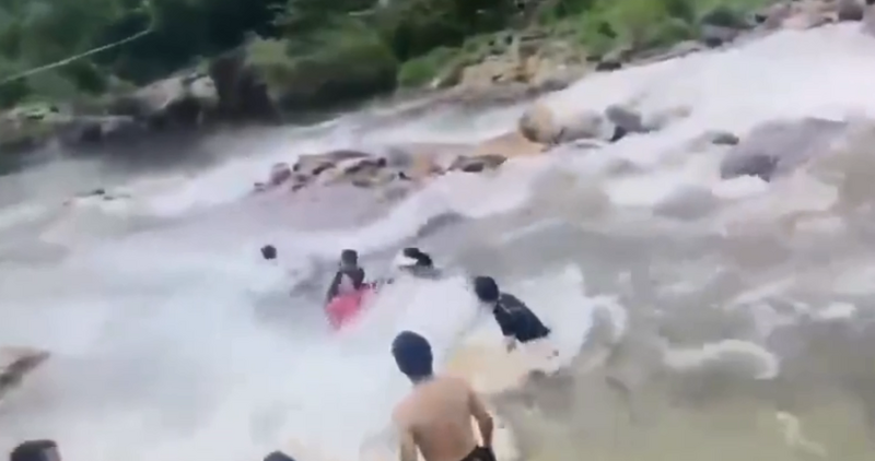 广东莲花山溪水近日暴涨，传出4名戏水游客被沖走溺毙。（图翻摄自微博）(photo:LTN)