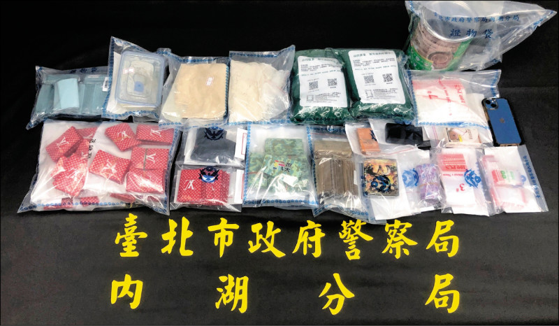 警方查扣毒品原料、咖啡包、彩虹菸、研磨分裝盒、等證物。（記者鄭景議翻攝）