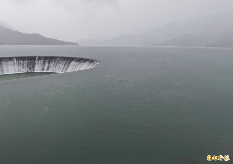 由於上游明顯降雨，南化水庫又達滿水位，開始自然溢流。（記者吳俊鋒攝）