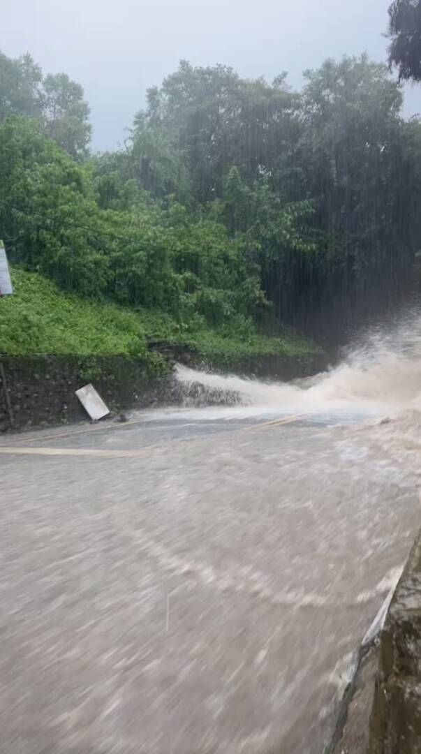 卡努颱風為南投仁愛山區帶來致災降雨，台14甲線山坡邊溝湧出大量雨水淹沒道路。（民眾提供）