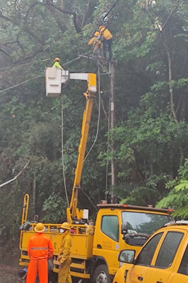 卡努颱風造成南投仁愛鄉停電2360戶，台電加派人力車輛及機具搶修。（台電南投區處提供）