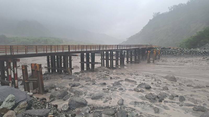 受豪雨影響，台20線明霸克露橋鋼便橋遭土石流沖損。（民眾提供）