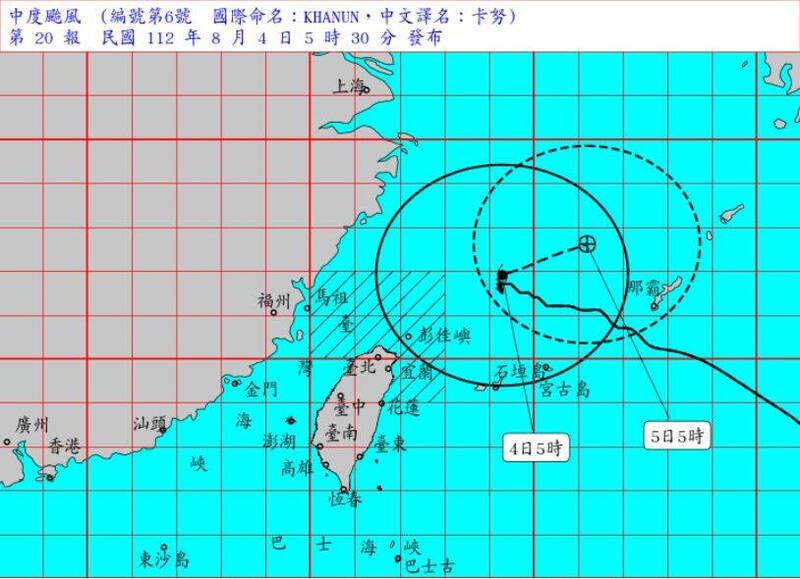 颱風「卡努」今晨5時的中心位於台北的東北方約350公里之海面上，包含新北、台北、基隆及宜蘭已脫離其暴風圈，不過今晨5點半氣象局維持海上颱風警報，對台灣北部近海及東北部近海仍構成威脅。（圖擷取自中央氣象局）