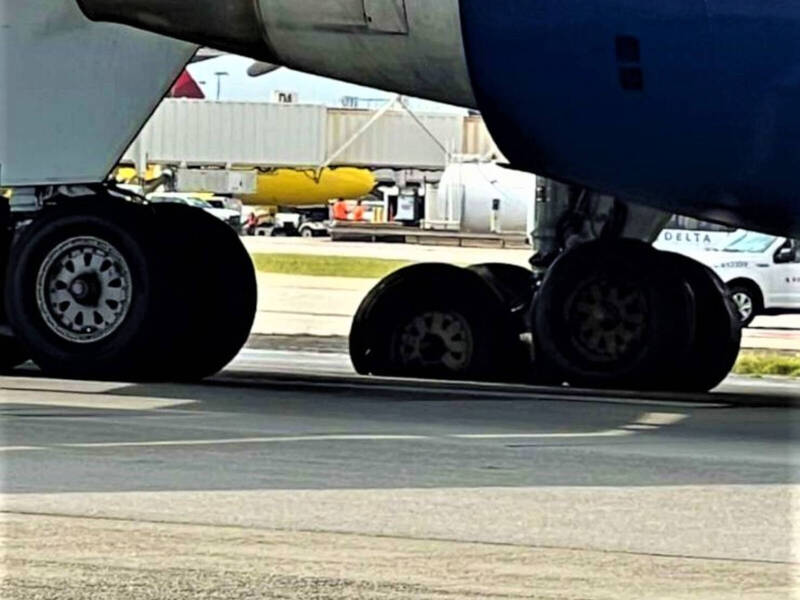 达美航空降落轮胎爆裂起火，飞机在跑道上打滑。（翻摄自推特）(photo:LTN)