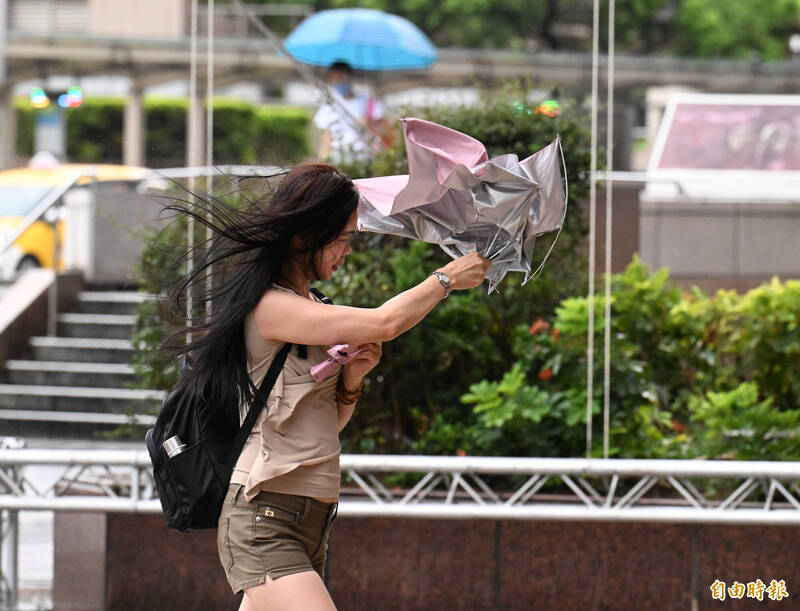 近期受颱風杜蘇芮及卡努接力影響，許多縣市陸續出現強降雨或強陣風。示意圖。（資料照）