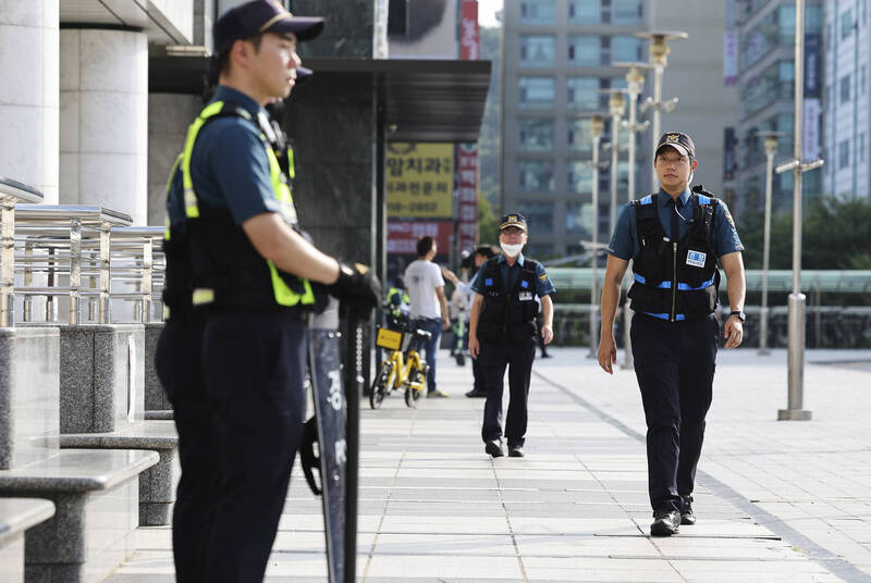 南韓警察廳廳長宣布，即刻起實施「特別安全行動」，並允許警方在暴力犯罪案件中無預警直接開槍。（美聯社）