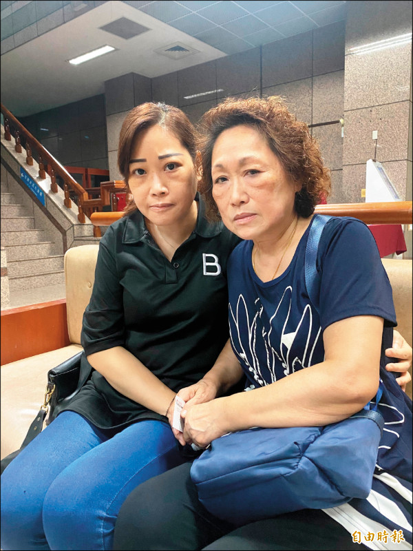 七十一歲林惠珍（右）說愛子枉死酒駕輪下讓她頓失精神支柱，在女兒陳美琪（左）安慰下 ，才有活下去的勇氣 。（記者林嘉東攝）