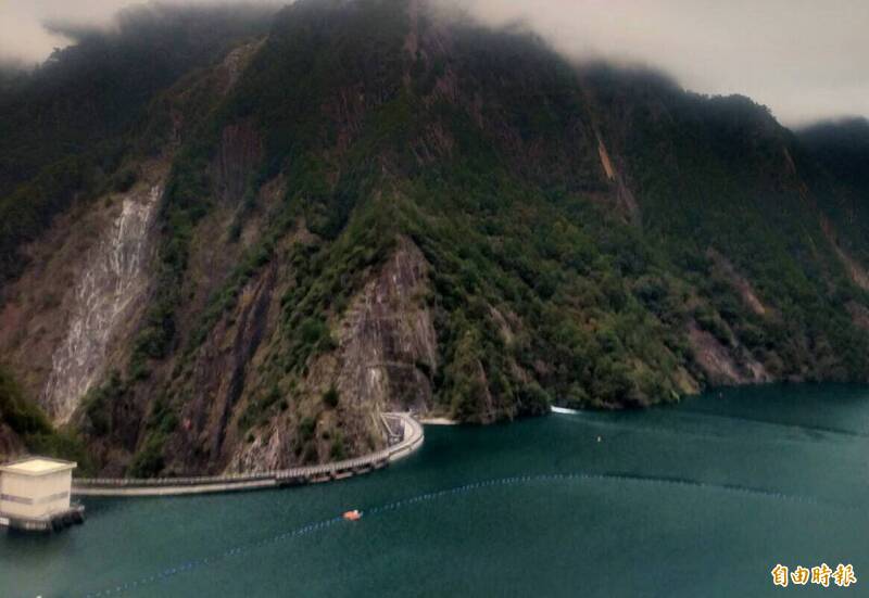 中颱卡努環流雨勢挹注德基水庫。（記者張軒哲攝）