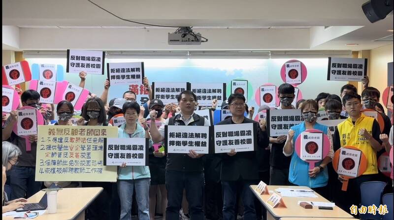 義民中學解僱教師爭議續燒，全教總今日表示，校方應先與教師展開協商，而非錯誤的事情重走一次流程。圖為全教總日前和義民中學師生及家長開記者會。（記者林曉雲攝）