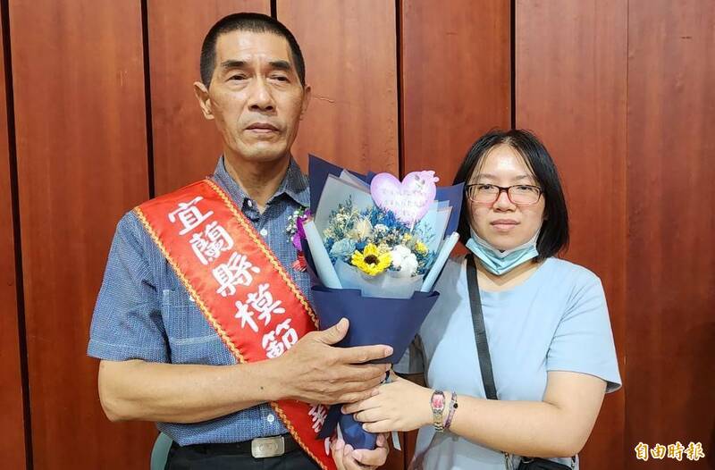 照顧「玻璃娃娃」女兒，宜蘭市吳銘鏗獲模範父親表揚，小女兒無法出席，由大女兒陪爸爸前來領獎。（記者游明金攝）