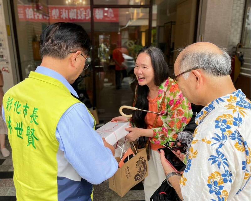 遠嫁日本多年的70歲婦人山地蕙子（中）拜會彰化市長林世賢（左1）表達捐髮的想法。（圖由林世賢提供）