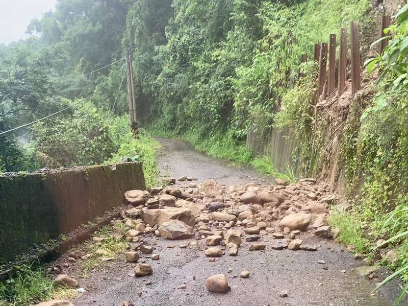 南投降雨熱區從仁愛鄉轉移至信義鄉，信義神木村降雨破百毫米，多條農產道路遭大水沖毀或落石阻斷。（民眾提供）