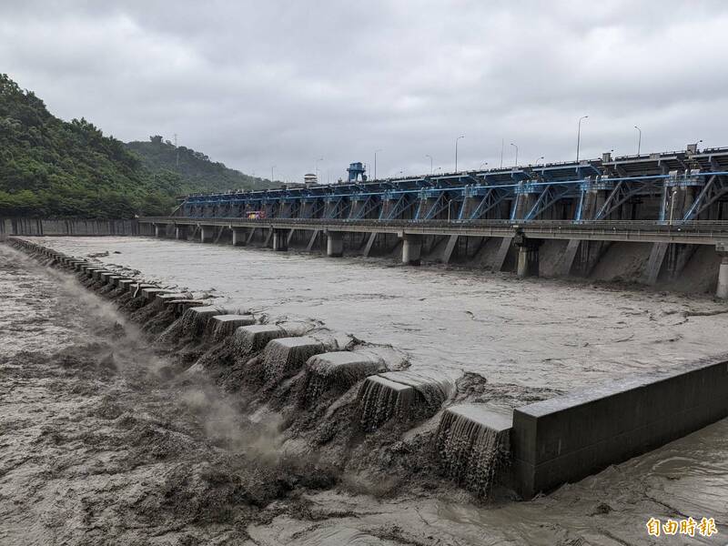 南投山區持續降雨，導致濁水溪水量暴漲，集集攔河堰18水門全開洩洪。（記者劉濱銓攝）