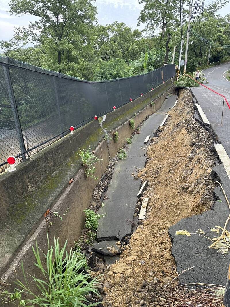 永和山水庫的苗17線三灣路段，也出現多處道路坍方。（民眾提供）