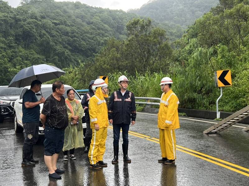 雨灌高雄桃源山區，市長陳其邁上山勘災。（記者王榮祥翻攝）