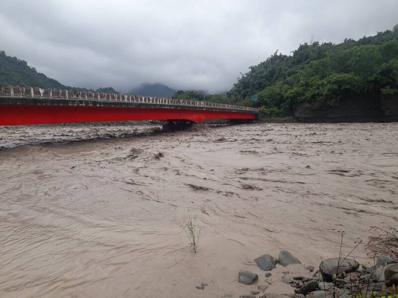 高雄山區連日大雨導致溪水暴漲。（原民會提供）