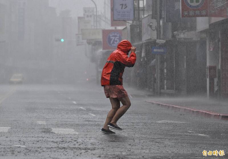 氣象局今下午1點45分針對11縣市發布豪、大雨特報。（資料照）