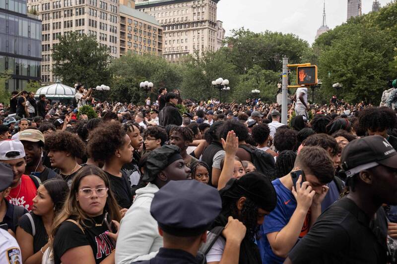 美国网红塞纳特（Kai Cenat）在纽约街头免费赠送300台PS5，现场聚集数千人引发暴动。（法新社）(photo:LTN)
