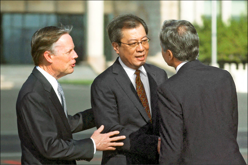 中国外交部北美大洋洲司司长杨涛六月十八日在美国驻中大使伯恩斯（左）陪同下，欢迎五年来首位踏上中国土地的美国国务卿布林肯（右）到访，（路透档案照）(photo:LTN)
