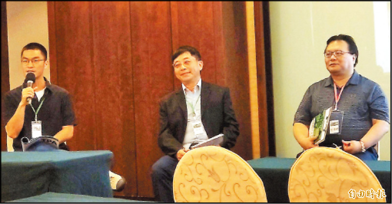 北美洲台灣人教授協會年會昨舉行論壇,「真相製造」作者劉致昕(左起)、成功大學電機系教授李忠憲與黑熊學院執行長何澄輝出席「認知作戰與真相製造」場次。(記者楊丞彧攝) 北美洲台灣人教授協會年會昨舉行論壇,「真相製造」作者劉致昕(左起)、成功大學電機系教授李忠憲與黑熊學院執行長何澄輝出席「認知作戰與真相製造」場次。(記者楊丞彧攝)