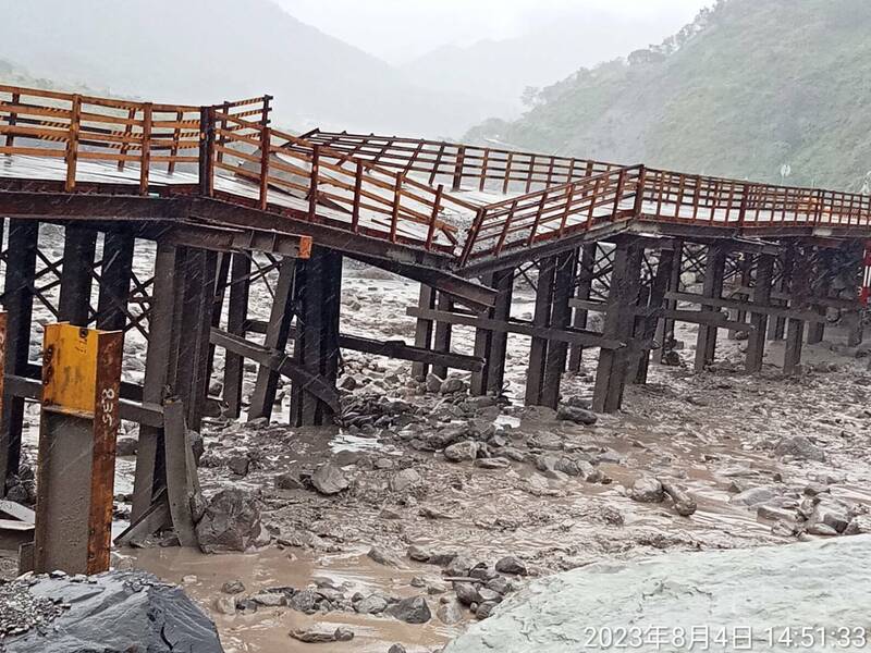 南橫公路台20線94K+500高雄桃源區明霸克露橋鋼便橋，防撞樁遭玉穗溪土石流沖毀流失、P3至P5的立柱受損傾斜，目前封閉。（公路總局甲仙工務段提供）