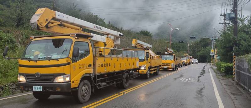 台電調集工程車進入仁愛停電災區搶修。（台電南投區處提供）