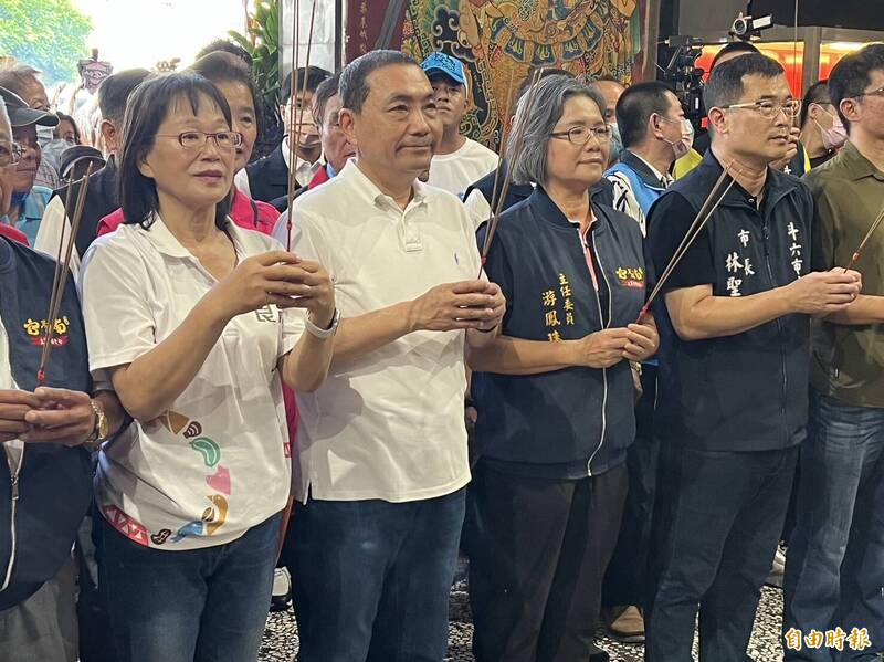 國民黨總統參選人侯友宜（左2）今天到雲林參訪第一站到斗六南聖宮參拜關聖帝君。（記者黃淑莉攝）