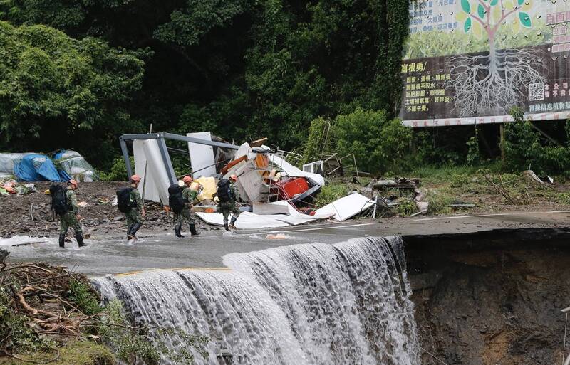 陸軍特戰指揮部特四營8名特戰官兵，今日挺進盧山部落，協助搜尋失聯民眾。（軍聞社提供）