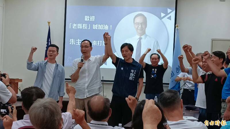 國民黨主席朱立倫（左2）到桃園為黨內桃園市第1選區立委參選人牛煦庭（左3）輔選，左1為桃園市議員凌濤。（記者鄭淑婷攝）