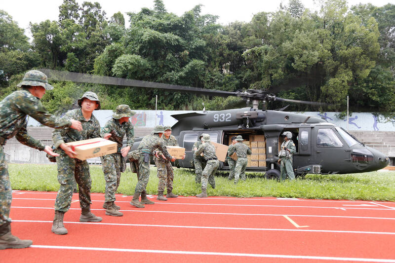 空軍救護隊直升機一早載運物資飛抵仁愛農工操場，並由國軍第五作戰區特四營、兵整中心官兵於地面接收，隨後載運至各村落。（陸軍十軍團提供）