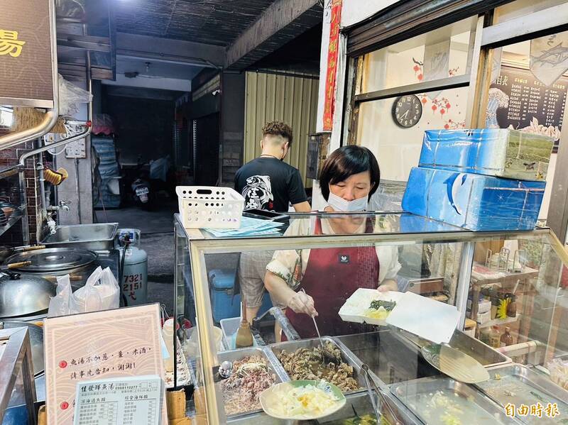 該鮮魚湯店家特地休假，備餐給服務長輩。（記者洪臣宏攝）