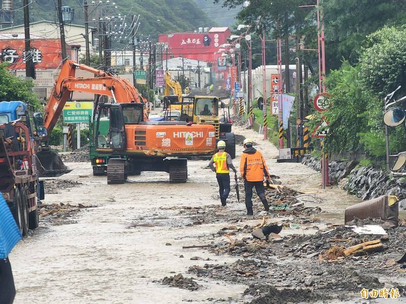 南投縣仁愛鄉台14線又發現兩處路基流失，搶通時間需要延後；圖為昨日公路總局加派機具搶通，排除路面土石及積水。（資料照）