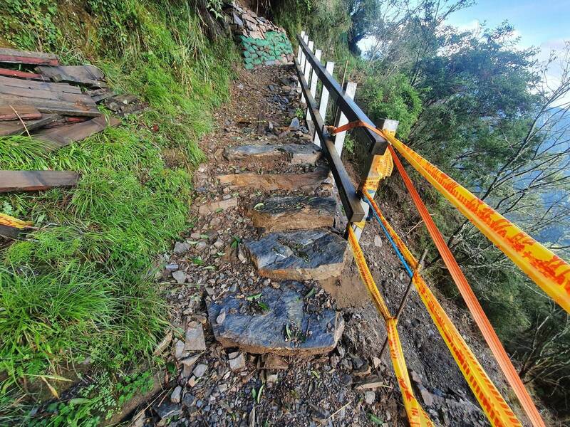 卡努颱風暴雨襲擊玉山園區，主峰線步道棧橋出現路基掏空，預計9日才會開放入園。（玉管處提供）