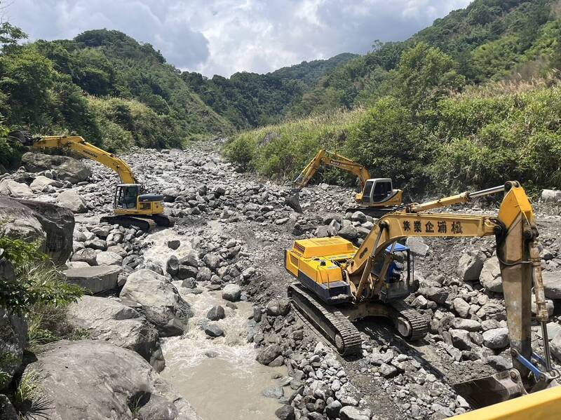 卡努颱風引發暴雨，南投信義鄉神木村多條產業道路受損，公所緊急調派怪手搶修。（信義鄉公所提供）