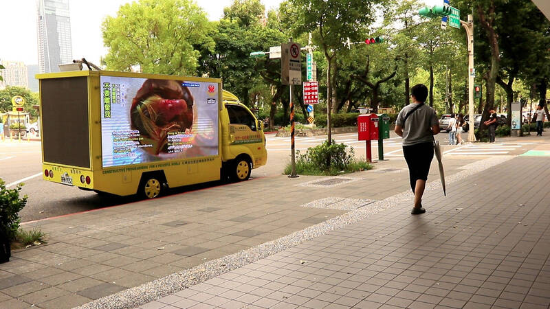 為推廣純素主義，社團法人佳恩真善美生活推廣協會選定在台北市松山文創巨蛋和國父紀念館前廣場，透過發放傳單、文宣及扇子，並搭配影片向路人傳遞友善地球、尊重生命的純素主義，甚至引起外國觀光客駐足聆聽義工解說。（社團法人佳恩真善美生活推廣協會提供）