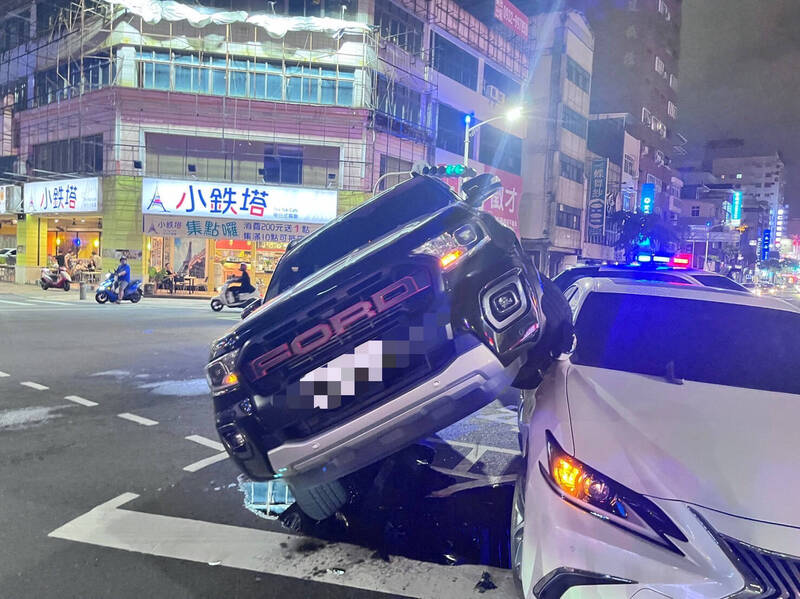 女駕駛疑分心追撞騎上前方待轉車輛，雙方未酒駕肇事女駕駛輕傷。（民眾提供）