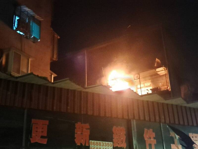 新北市樹林區63歲羅姓男子今天凌晨在租屋處引爆瓦斯，公寓5樓冒出熊熊火焰。（記者徐聖倫翻攝）