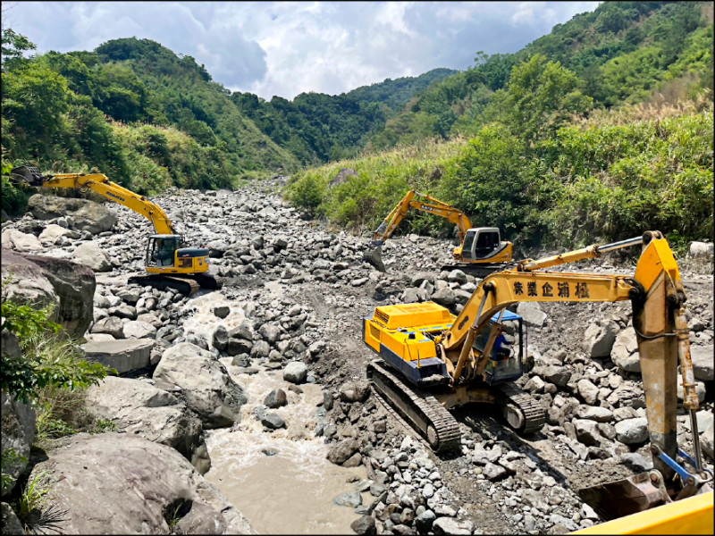 卡努颱風暴雨造成南投縣信義鄉神木村多條產業道路受損，鄉公所緊急調派怪手搶修。（信義鄉公所提供）