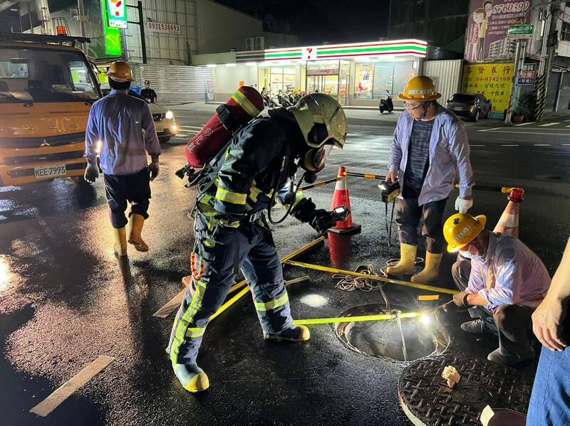 彰化縣田中鎮中州路與中正路口人孔蓋突然不斷冒出白煙，消防人員趕緊使用氣體偵測器檢測，是否含有毒氣體，台電人員也旁警戒。（民眾提供）